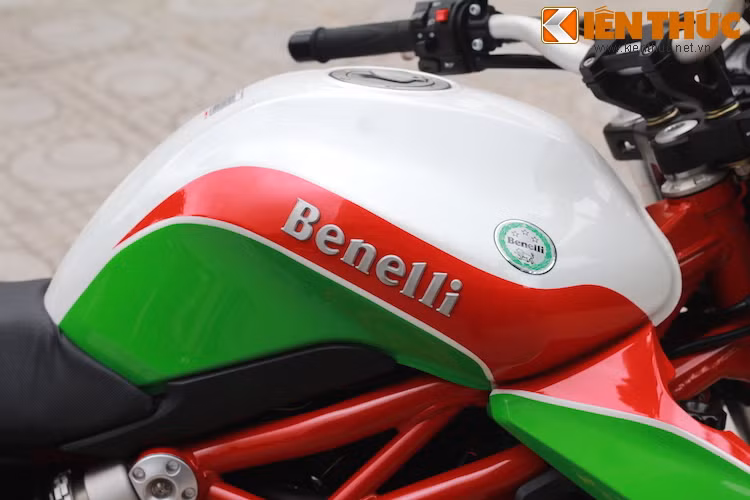 Bình xăng của xe có dung tích 16 lít.