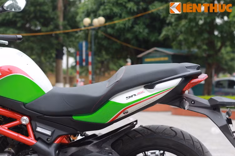 Yên xe có dạng liền khối, đuôi xe có kiểu dáng thể thao sắc cạnh.