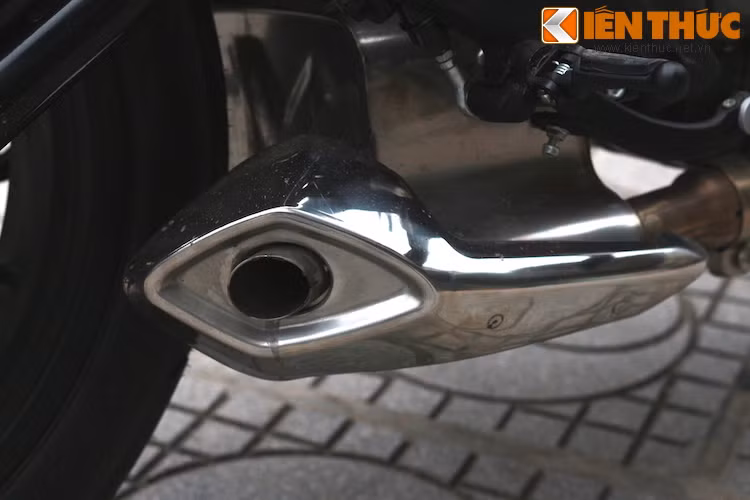 Ống xả của Benelli BN302 được giấu gọn dưới gầm xe.