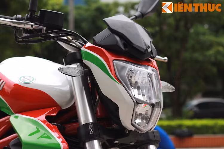 Phần đầu xe nổi bật với tem 3 màu dán ở trên ốp vào đèn pha.