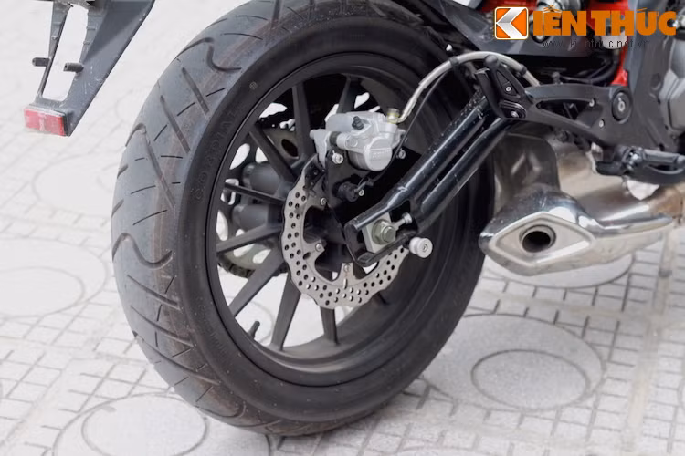 Lốp sau có kích thước lớn, lên tới 160/60/17 khiến chiếc xe trông bề thế hơn.