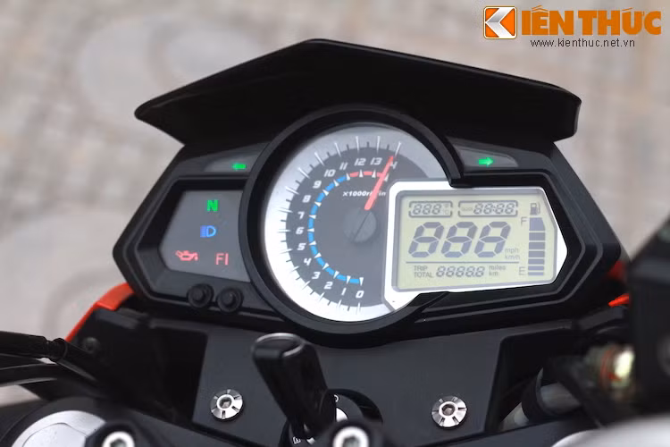 Cận cảnh bảng đồng hồ của xe.