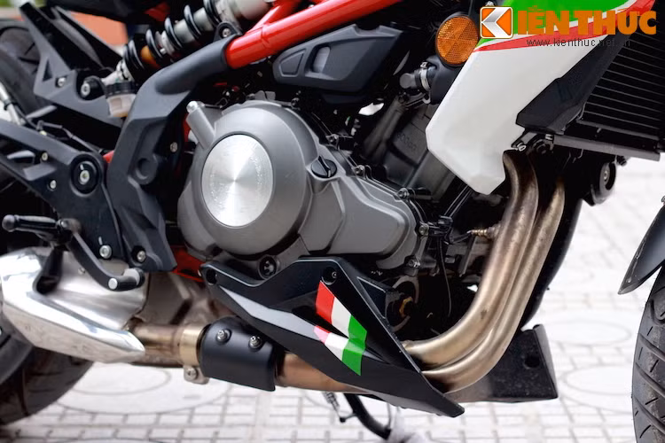 Động cơ của BN302 có 2 xi-lanh, dung tích 300 cc và hộp số 6 cấp. Trên phiên bản đặc biệt này, ECU của xe đã được "độ" lại để cho công suất mạnh hơn trước 1,5 mã lực.