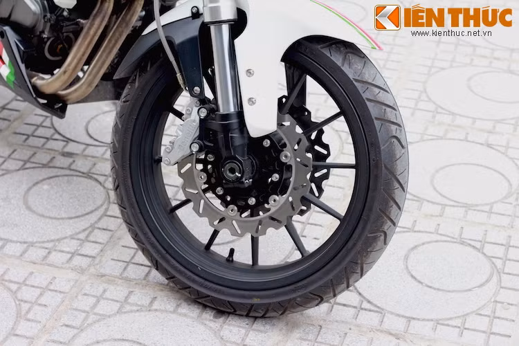 BN302 có mâm 17 inch 10 cánh, phuộc trước dạng USD và lốp trươc kích cỡ 120/70/17.