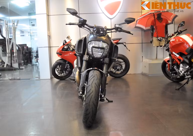 Diavel là mẫu xe cruiser thứ 2 của Ducati từ trước tới nay, sau chiếc Indiana hồi thập niên 90.