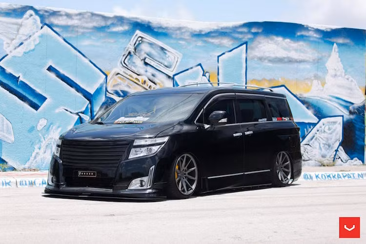 Tại Mỹ, chiếc minivan Nissan Quest được xem là xe dành cho gia đình và thường không được dân chơi xe để mắt tới.