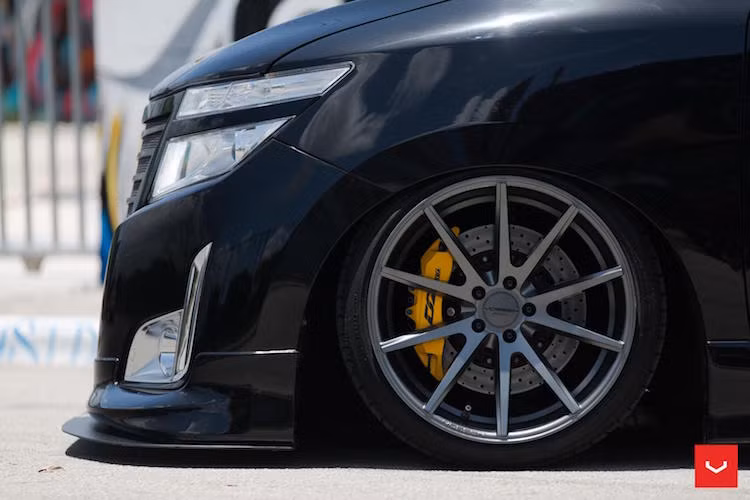 Một chiếc xe theo phong cách VIP không thể thiếu được "dàn chân" khủng, chính vì vậy Nax đã trang bị cho Quest bộ mâm Vossen VFS1 màu xám khói bản lớn cùng phanh hiệu năng cao D2 đường kính lớn.