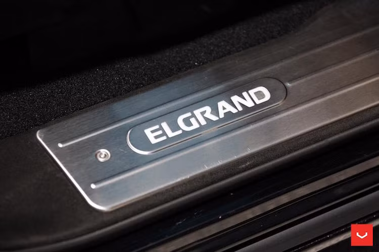 Đến cả bậc bước chân cũng được thay bằng loại của Elgrand được nhập từ Nhật.