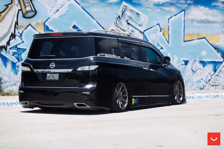 Chính vì vậy, Nax đã bắt đầu việc "lột xác" cho chiếc Quest tại Mỹ bằng cách "biến" nó trông giống Elgrand.