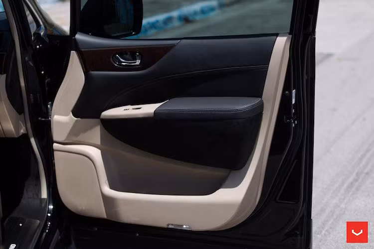 Cabin được bọc kết hợp giữa 2 tông màu đen-kem tinh tế, phủ khắp tới tận các panel cửa xe.