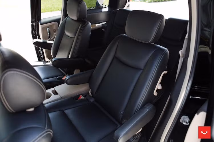 Nội thất được anh bọc lại hoàn toàn với các ghế ngồi bằng da cao cấp và thêu chỉ trắng tương phản.