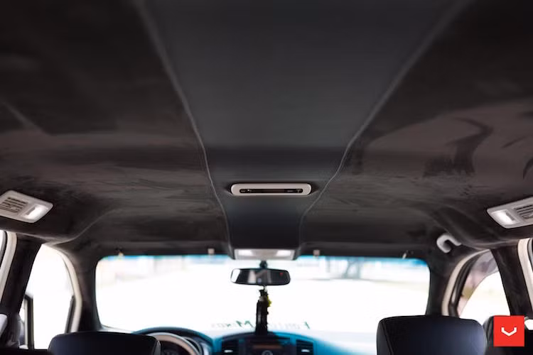 Bên trên trần xe được bọc kín bằng chất liệu Alcantara.