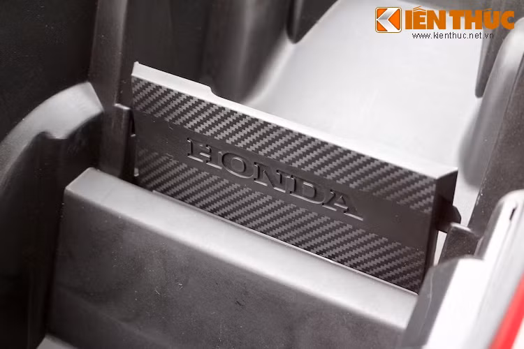 Một điểm mới trên Air Blade thế hệ thứ 4 đó là vách ngăn có khả năng đóng mở, giúp người dùng sắp xếp vật dụng một cách tiện lợi hơn.