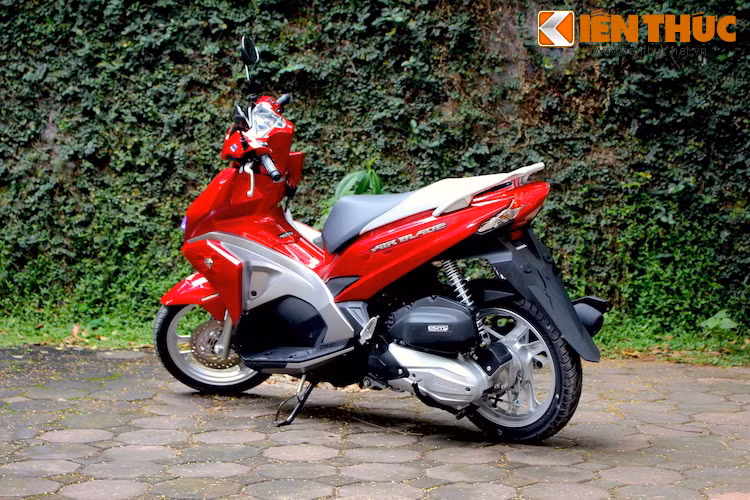 Với thiết kế mới hiện đại, sắc sảo và năng động hơn, Air Blade mới đã được khá nhiều người dùng trẻ với độ tuổi từ 20 tới dưới 30 đánh giá cao. Tuy nhiên, nhóm khách hàng trung niên lại nhận xét rằng chiếc xe hơi trẻ quá với họ.