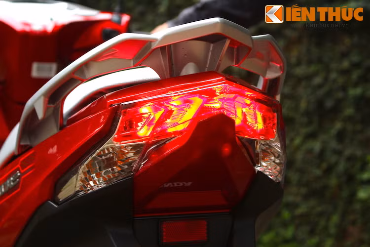 Cụm đèn sau vẫn có "phom" dạng chữ V ngược như thế hệ trước, nhưng được làm góc cạnh hơn để phù hợp với thiết kế mới và được trang bị các bóng LED.