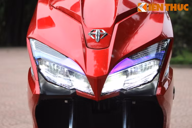 Chi tiết ấn tượng nhất trên Air Blade mới đó là phần trước của chiếc xe, vầu xe được thiết kế nhọn, hướng về phía trước cùng cặp đèn pha kép mới sắc sảo, hiện đại với 2 dải LED định vị màu xanh dương phía trên.