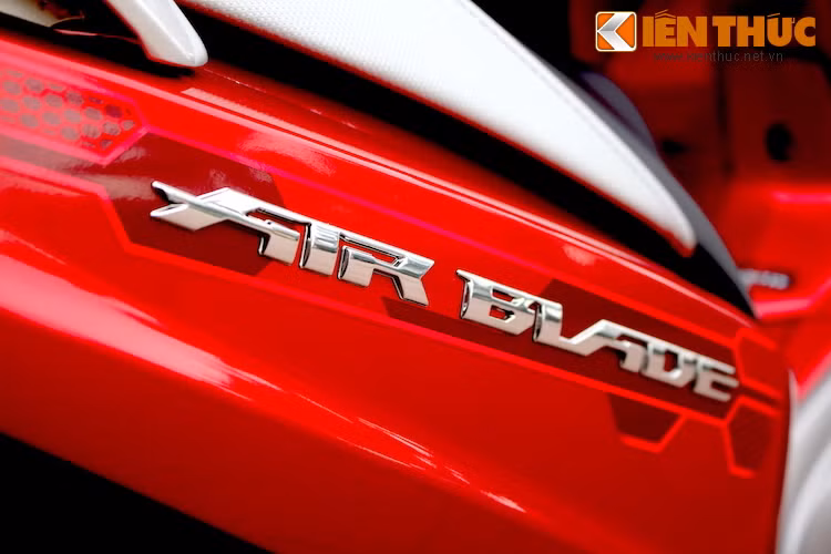 Dòng chữ Air Blade ở hai bên thân xe cũng là tem nhựa nổi mạ cao cấp. Ở phiên bản cao cấp, xung quanh tem nổi còn có thêm tem giấy với hoa văn hình tổ ong hiện đại.