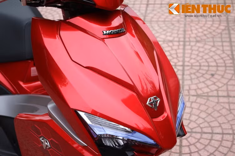 Đầu xe cùng phần yếm hoàn toàn khác biệt, với các khe và đường cắt xẻ gãy gọn, ấn tượng. Honda cho biết diện tích mặt trước của xe đã được thu gọn chỉ còn 76% so với thế hệ cũ.