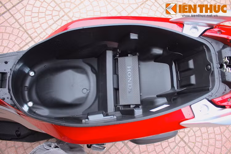 Nằm bên dưới yên xe là một hộp đựng đồ có dung tích lớn và đèn soi, với khả năng chứa được 1 mũ bảo hiểm cả đầu hoặc 2 mũ nửa đầu cùng một số vật dụng cá nhân khác.