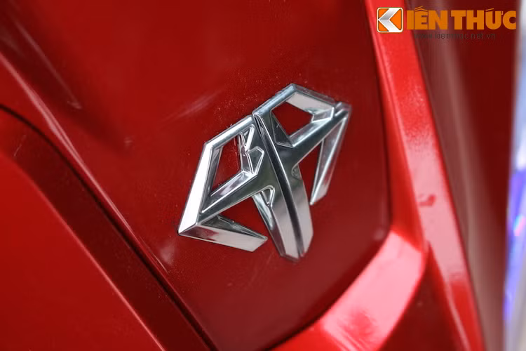 Trên Air Blade mới, Honda cũng đã lần đầu giới thiệu logo riêng cho dòng xe, với 2 chữ AB viết tắt được thiết kế cách điệu thành hình viên kim cương.