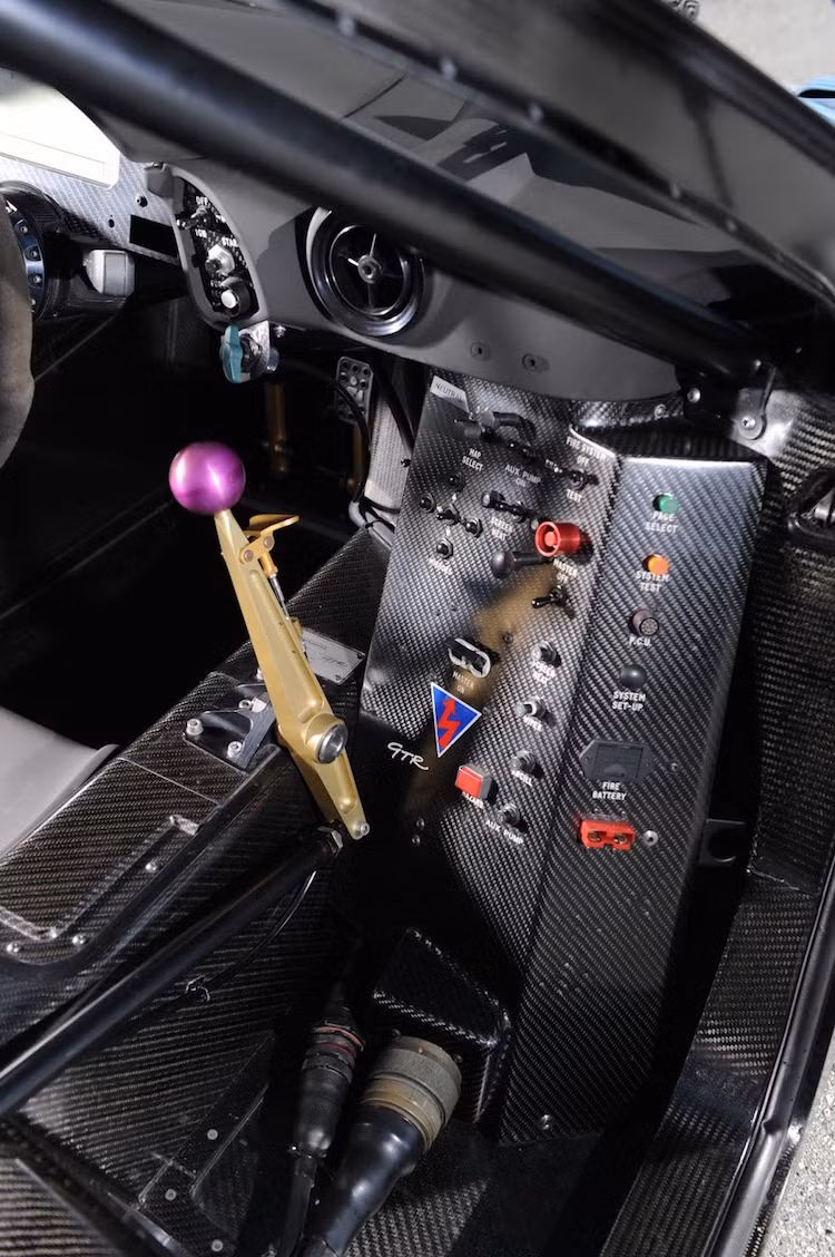 Cần số và bảng điều khiển của xe được đặt ở phía bên phải của tay đua.