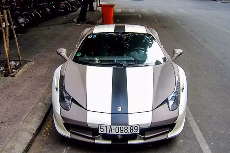 Được sơn màu trắng Bianco Avus, tuy nhiên chiếc xe đã được chủ nhân dán những sọc xám-đen thể thao trên thân xe. Chiếc 458 Italia này cũng đã từng tham gia vào hành trình siêu xe Car &amp; Passion 2011.