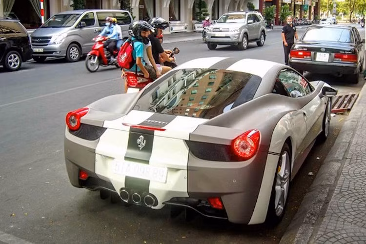 Trong khi 599 và California vẫn mang "hơi hướng" của dòng xe du lịch GT thì chiếc xe thứ 3 của vị đại gia này - 458 Italia lại là một siêu xe thuần chất với động cơ V8 4.5l 562 mã lực nằm ở giữa thân.