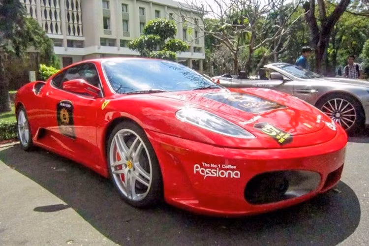 Không chỉ sở hữu 458 Italia, vị đại gia cafe này còn có cả mẫu siêu xe tiền nhiệm F430, được sản xuất từ 2004-2009. Có động cơ chỉ 4.3l, nhưng chiếc xe này vẫn mạnh tới 483 mã lực và mô-men xoắn 465 Nm, giúp nó có thể đạt 0-100 km/h trong 3.7 giây và tốc độ tối đa 315 km/h.