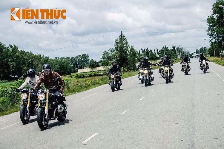 Một chút phong cách bụi bặm pha chút cổ điển của những thành viên gia đình BMW R Nine T trong một chuyến đi dã ngoại.