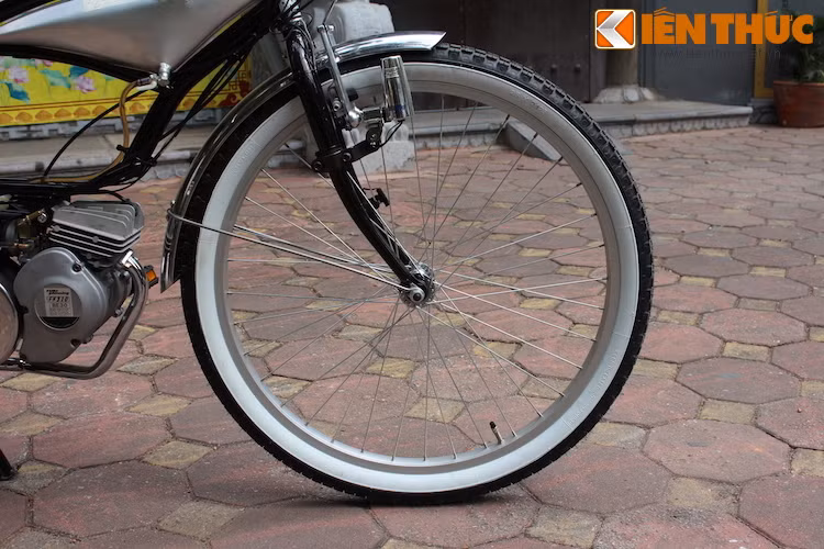 Ngoài việc sở hữu động cơ đốt trong, các chi tiết khác của FK310 LA III Sport giống như những chiếc xe đạp khác. Cả 2 bánh xe đều có kích thước 26 inch với vành nan bằng nhôm, phanh dạng má kẹp.