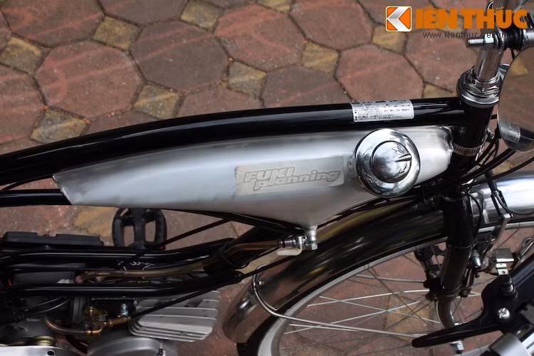 Bình xăng của FK310 LA II Sport nằm ngay dưới gióng trên của xe, với thể tích chỉ 1,8l.