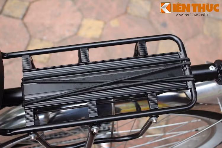 Do luật của Nhật cấm chở người ngồi sau bằng xe đạp nên FK310 LA III chỉ có giá để hàng đằng sau với dây chun chằng đồ thay vì yên.