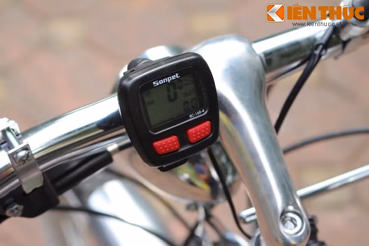 Trên ghi đông của xe được trang bị một đồng hồ công-tơ-mét điện tử nhỏ của Sanpet chạy bằng pin và đo bằng nam châm từ gắn vào nan hoa vành trước của xe. Đèn pha trên FK310 LA III Sport lấy năng lượng từ dynamo.