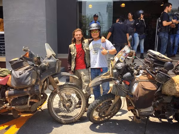 Anh Patricius và chiến mã của mình chụp hình cùng Road Captain của H.O.G. Sài Gòn, Lân Phạm.