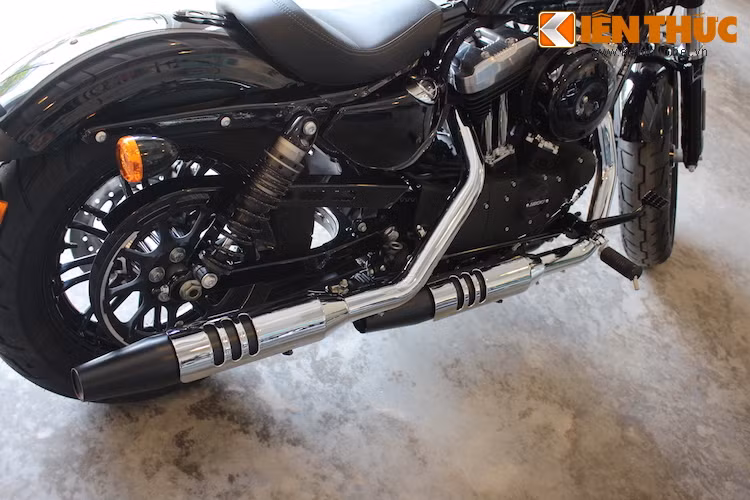 Cụm ống xả của Forty-Eight 2016 có thiết kế mới với các tấm chắn.