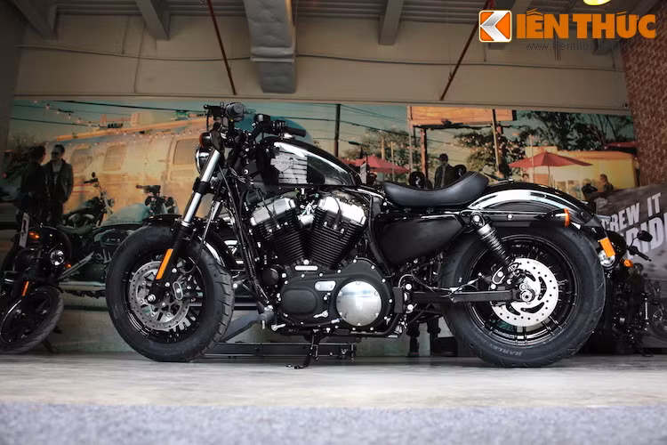 Về tổng thể, "phom" cổ điển lấy cảm hứng từ những mẫu Harley Davidson những năm 1948 của Forty-Eight không thay đổi.