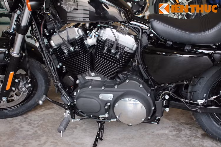 Là một biến thể thuộc dòng Sportster, Forty-Eight sở hữu động cơ V-Twin 1203 cc SOHC làm mát bằng không khí. Dù không công bố công suất, nhưng Harley-Davidson cho biết mô-men xoắn động cơ đạt 96Nm tại 3.750rpm.