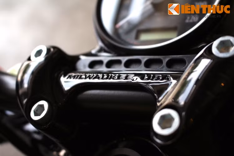 Dòng chữ "Milwaukee.USA" được dập nổi trên ghi-đông của chiếc xe nhằm khẳng định nguồn gốc từ thành phố Milwaukee thuộc bang Wisconsin - Mỹ của xe.