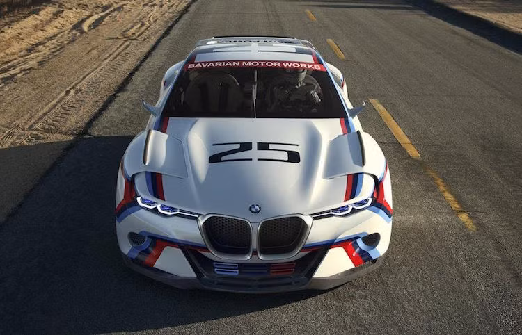 Phần đầu xe dữ dằn với lưới tản nhiệt hình bầu dục dọc cực lớn, cùng với các đèn pha LED mỏng và những khe hút gió mang phong cách của chiếc 3.0 CSL trong thế kỷ 20.