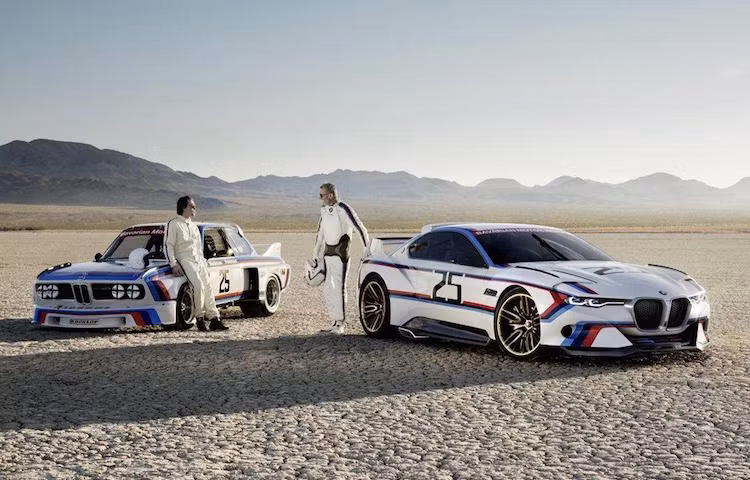 Chính vì vậy, giống như phiên bản trước đó, 3.0 CSL Hommage R sở hữu thiết kế vừa gợi nhớ tới chiếc 3.0 CSL "Batmobile" của BMW trong quá khứ, vừa "dữ dằn" và mang đậm tính tương lai.