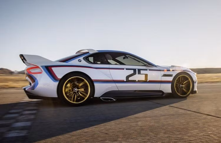 Đồng thời, chiếc xe còn được sơn những vạch màu xanh-đen-đỏ trang trí dọc theo thân xe. 3 màu này cùng màu sơn trắng đã trở thành "biểu tượng" của chi nhánh BMW M Sport.