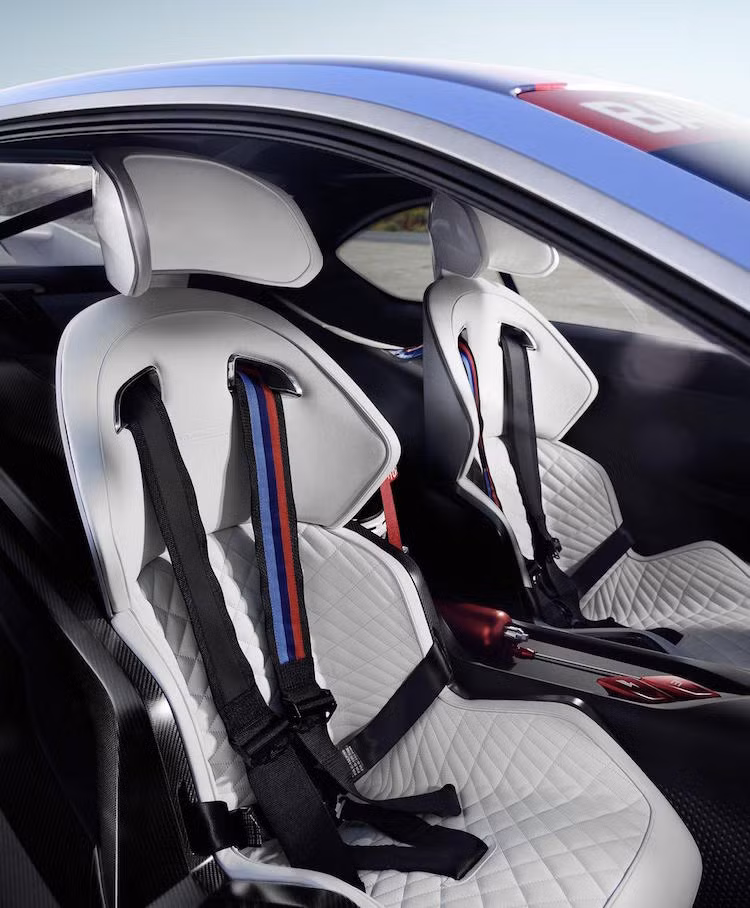 Phía sau xe là một khung thép gia cường; ngoài ra các ghế ngồi với thiết kế độc đáo cũng được làm bằng sợi carbon để giảm trọng lượng. Dây đai an toàn 4 điểm của xe cũng có các sọc màu truyền thống của BMW M.