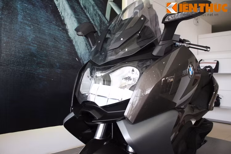 Cụm đèn pha trước có kích thước cực lớn và tích hợp cả đèn chiếu sáng ban ngày LED như xe hơi, phía trên là kính chắn gió có khả năng điều khiển bằng điện.