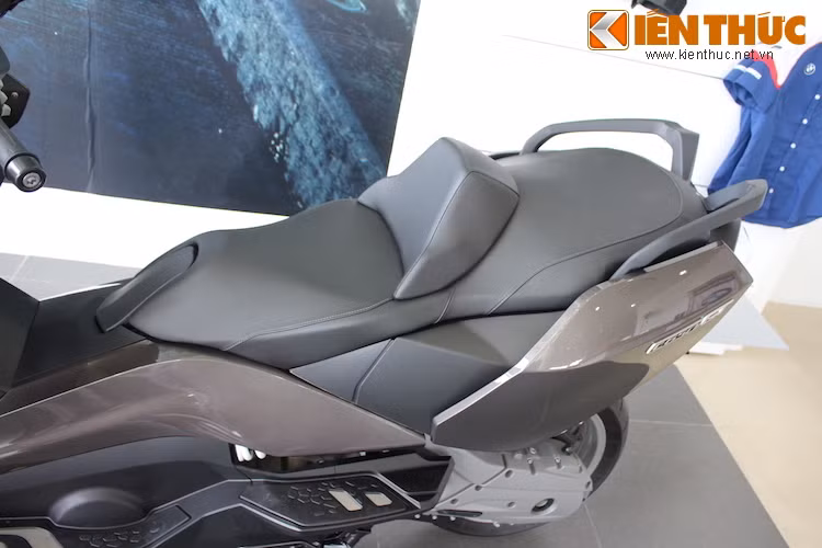 Yên xe có thiết kế bè rộng và chia thành 2 tầng, đem tới tư thế ngồi thoải mái cho cả người lái và hành khách trên những hành trình dài.