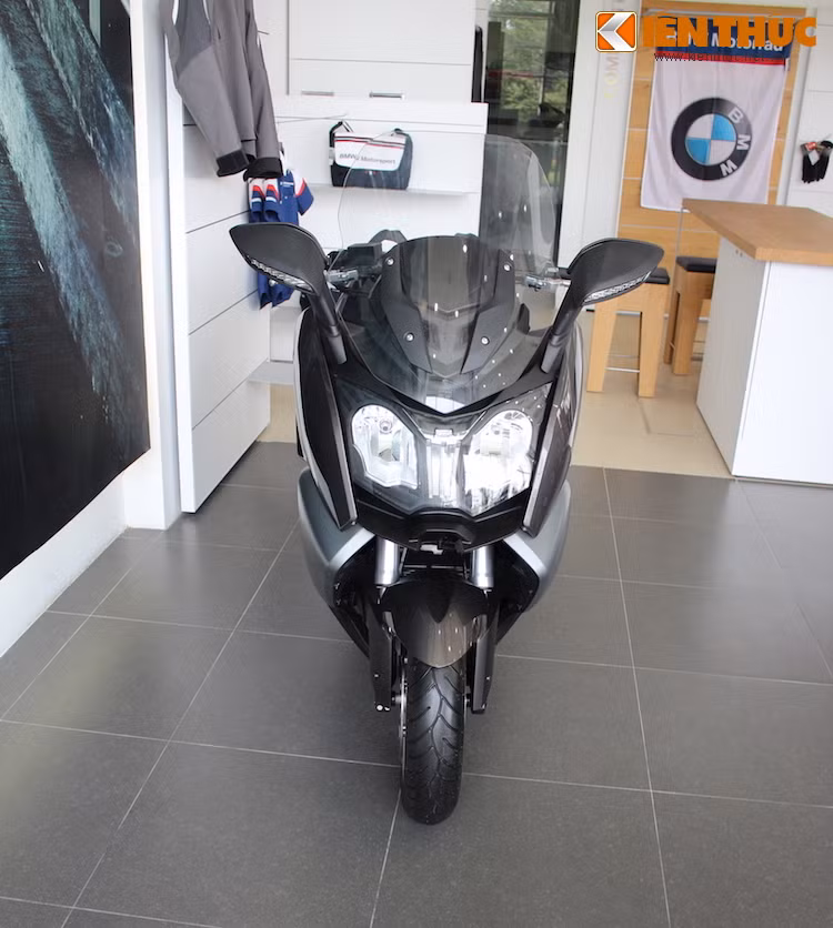 Thiết kế của xe giống một chiếc "phi thuyền" tương lai, với các mảng thân đầy phức tạp và sắc cạnh.