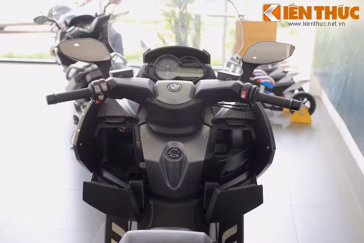 Là một chiếc maxi scooter, C650 GT có rất nhiều ngăn chứa đồ với dung tích lớn đặt rải rác xung quanh xe.