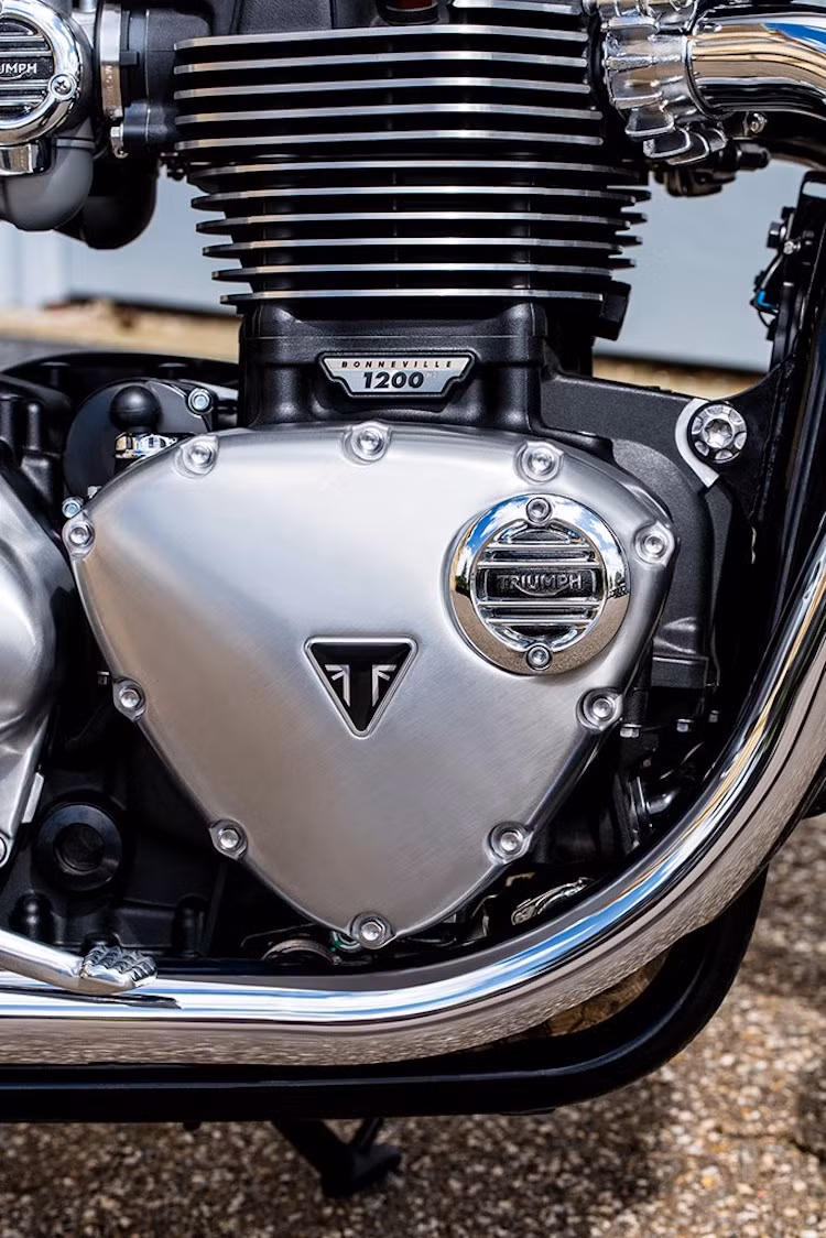 Cung cấp sức mạnh cho Bonneville T120 là khối động cơ 2 xi-lanh 8 van 1200 cc làm mát bằng nước hoàn toàn mới, kết hợp cùng hộp số 6 cấp.