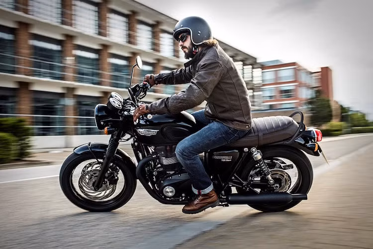 Triumph sẽ công bố giá và ngày bán ra của Bonneville T120, nó sẽ là đối thủ cạnh tranh trực tiếp của BMW R nine T. Mẫu xe này sẽ được ra mắt chính thức tại triển lãm EICMA 2015 sắp được tổ chức.