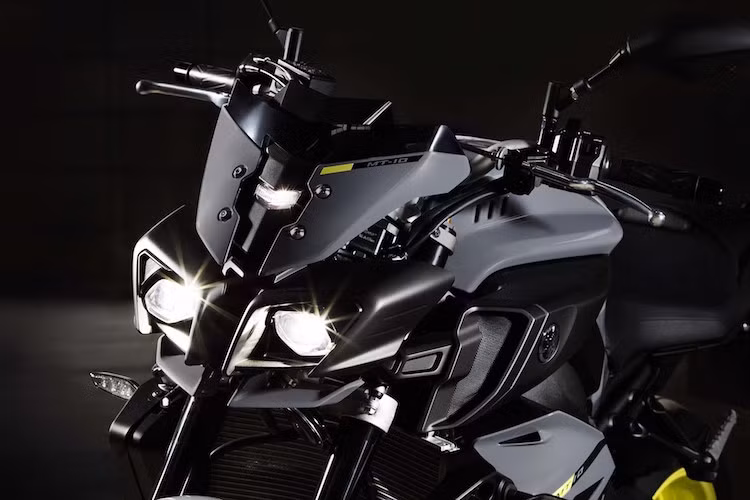 Thiết kế của MT-10 đã gây "sốc" cho tất cả những người tham dự lễ ra mắt của Yamaha, với phần đầu thiết kế dữ dằn và cực kỳ độc đáo và phần nào gợi nhớ về khuôn mặt của những robot trong bộ phim "bom tấn" Transformer.
