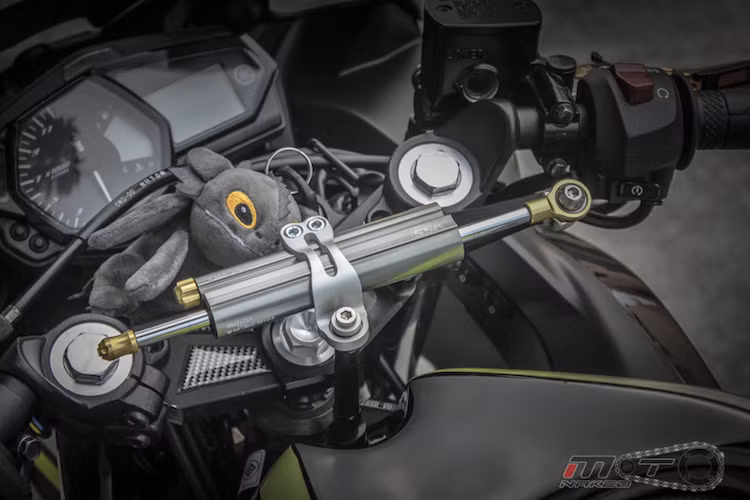 Trên cổ xe là trợ lực YSS, khiến tay lái của R3 ổn định hơn ở tốc độ cao.